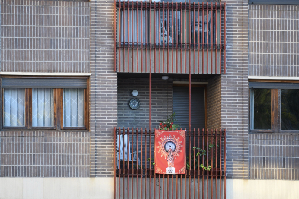 El Día del Pilar 2020 en Zaragoza con balcones engalanados