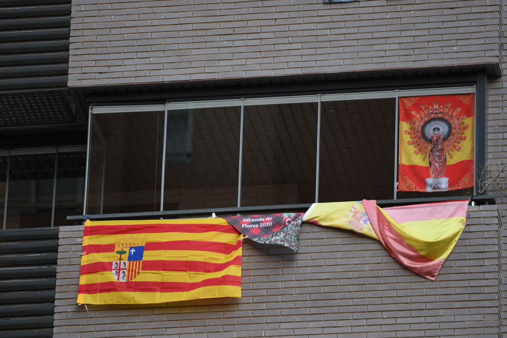 El Día del Pilar 2020 en Zaragoza con balcones engalanados