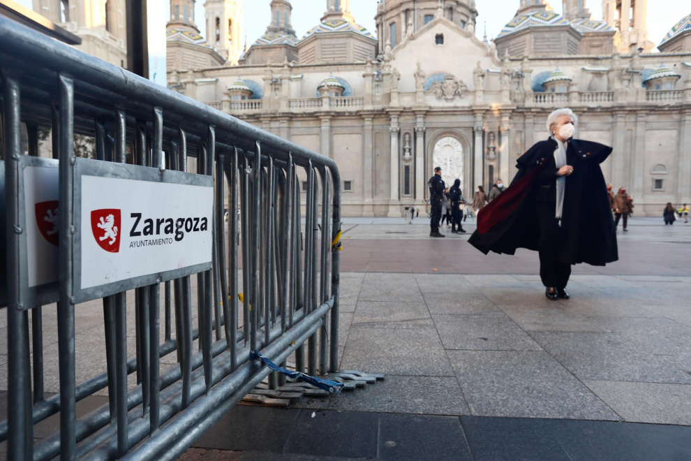 La plaza del Pilar y el camarín de la Virgen, en el día grande de Zaragoza