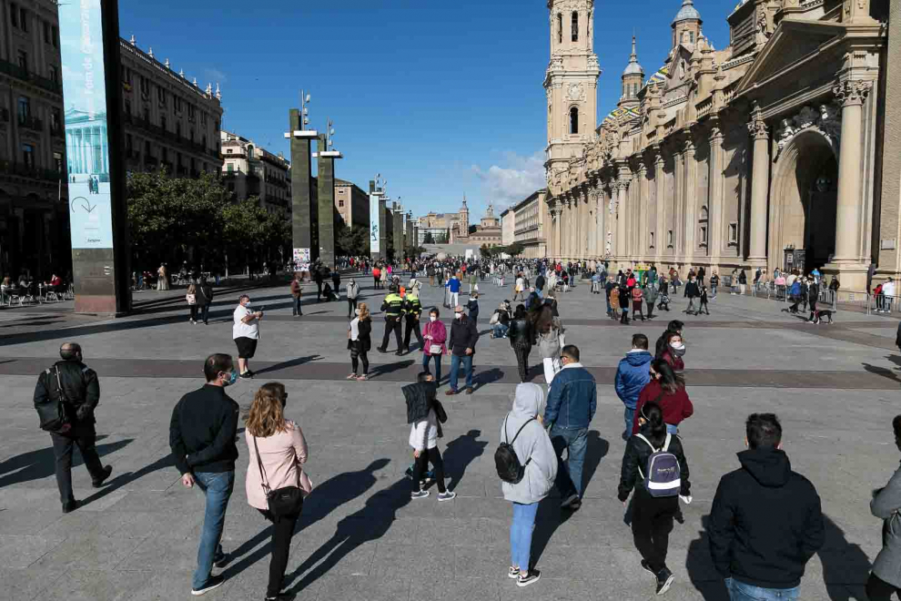 Plaza del Pilar y Policía de subsuelo en el día grande de Zaragoza, 2020