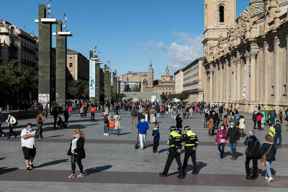 Plaza del Pilar y Policía de subsuelo en el día grande de Zaragoza, 2020