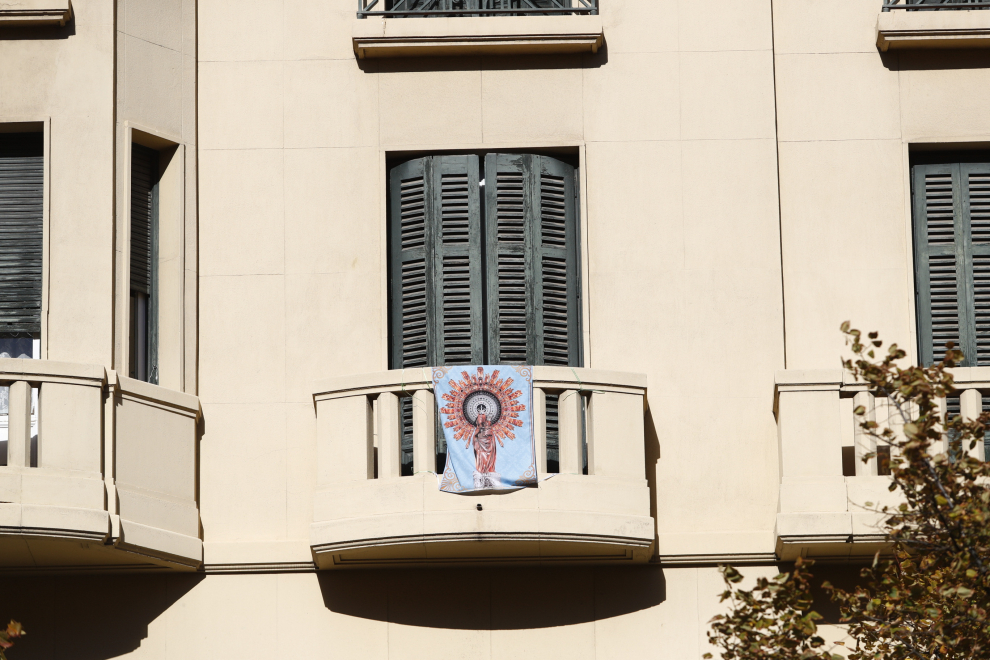 Balcones engalanados en el Día del Pilar