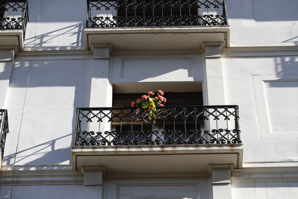 Balcones engalanados en el Día del Pilar