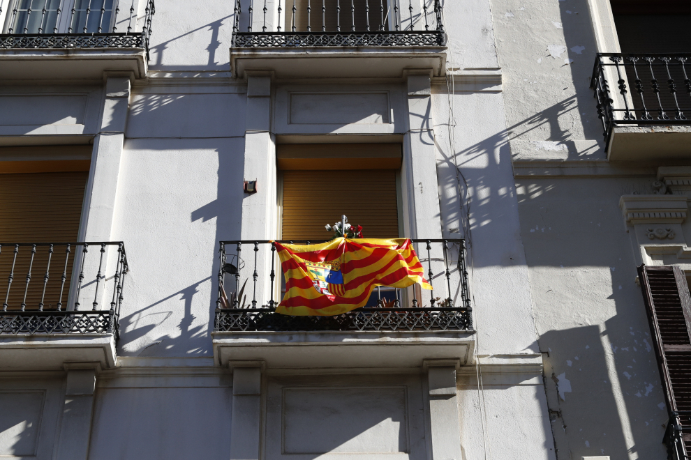 Balcones engalanados en el Día del Pilar