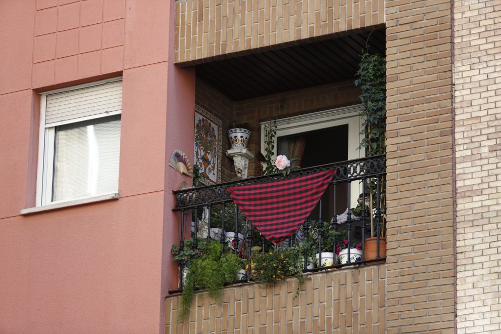Balcones engalanados en el Día del Pilar