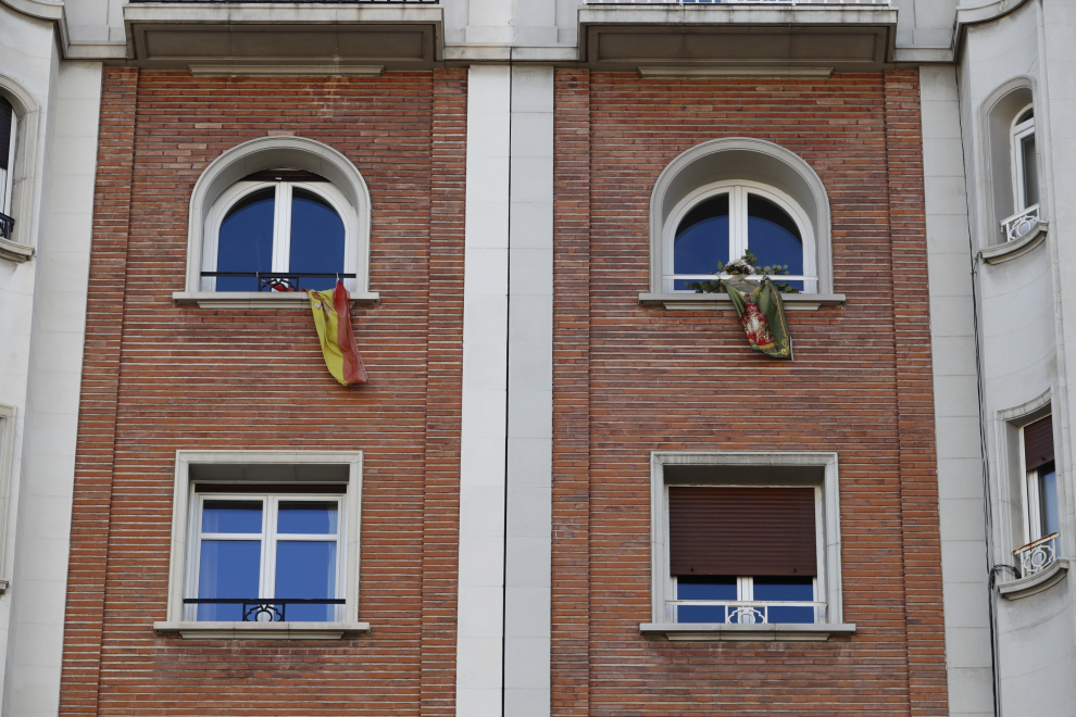 Balcones engalanados en el Día del Pilar