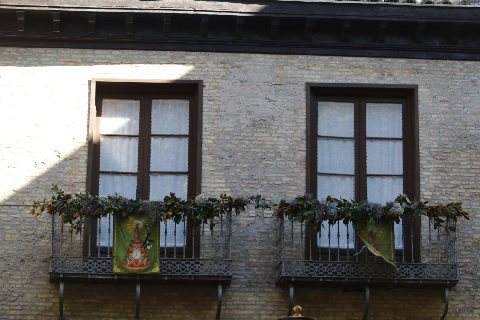 Balcones engalanados en el Día del Pilar
