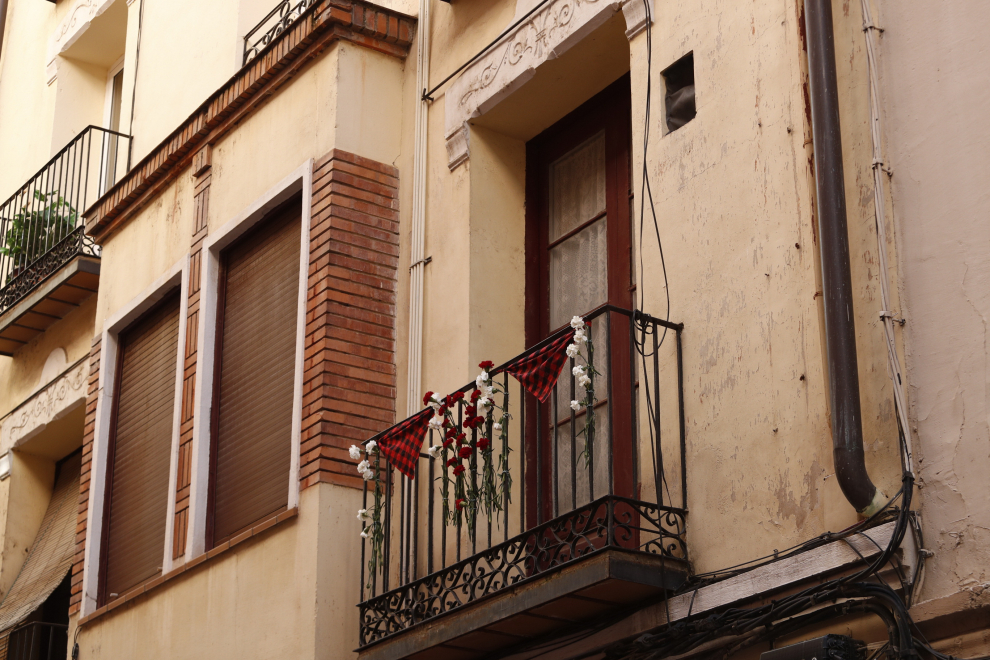 Balcones engalanados en el Día del Pilar