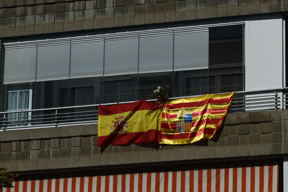 Balcones engalanados en el Día del Pilar