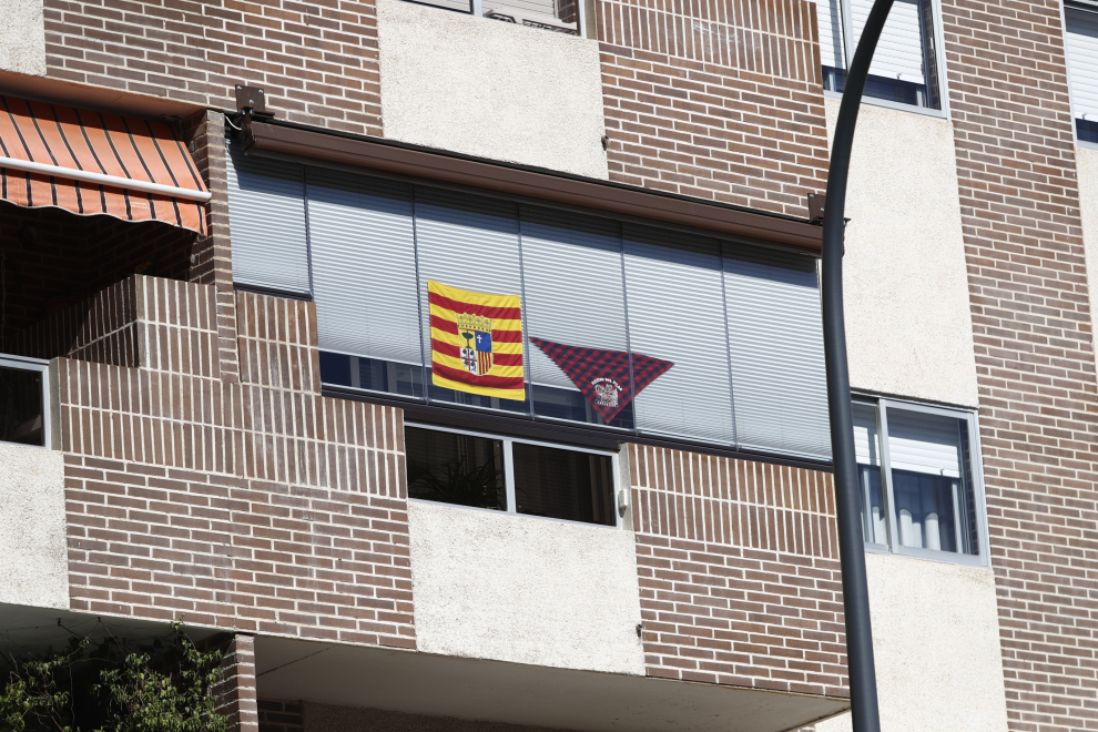 Balcones engalanados en el Día del Pilar