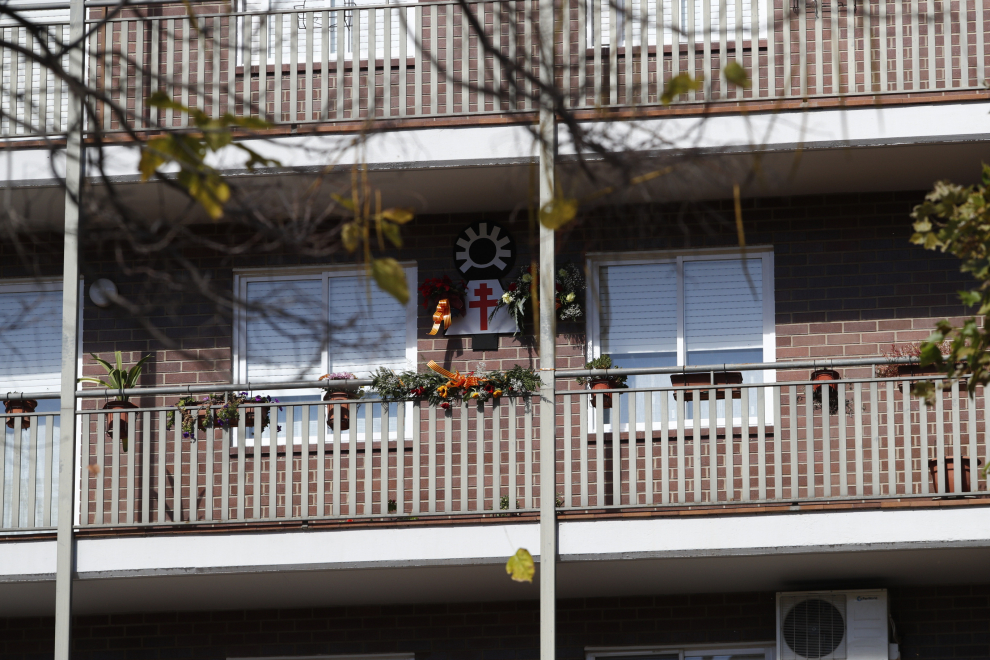 Balcones engalanados en el Día del Pilar