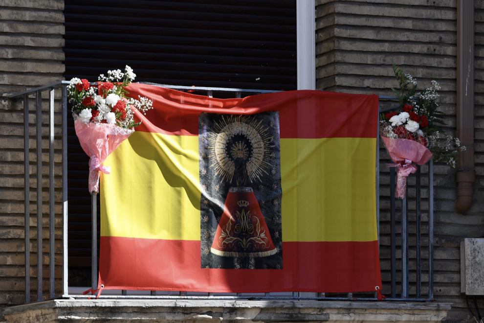Balcones engalanados en el Día del Pilar