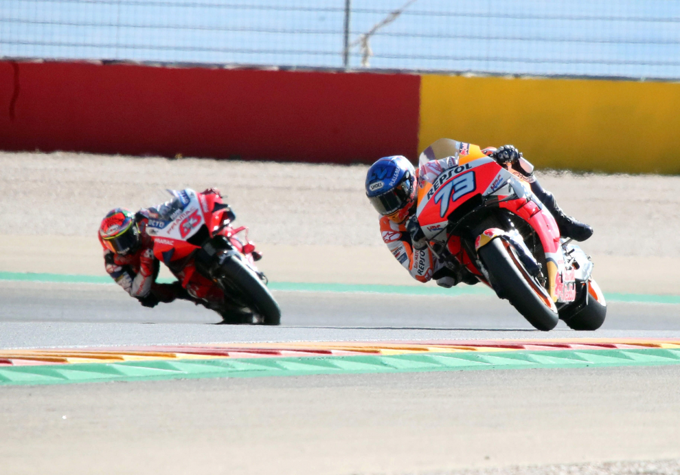El piloto catalán Álex Márquez seguido por Francesco Bagnaia (i), durante una de las sesiones de entrenamiento del Gran Premio de Aragón de Moto GP celebrada este viernes en el circuito de Motorland