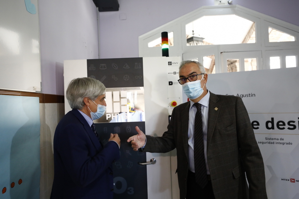 HMY Yudigar diseña una cabina que desinfecta prendas de ropa con ozono.