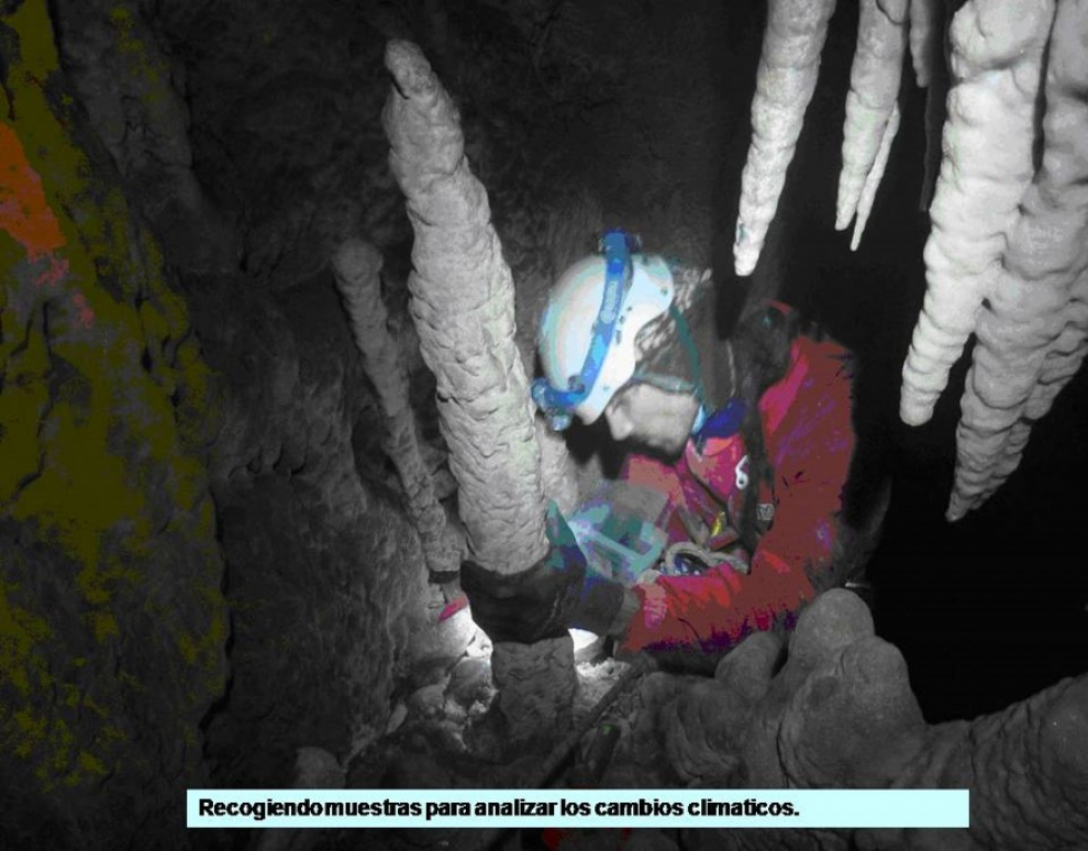 El investigador Miguel Bartolomé toma muestras de estalactitas y estalagmitas.