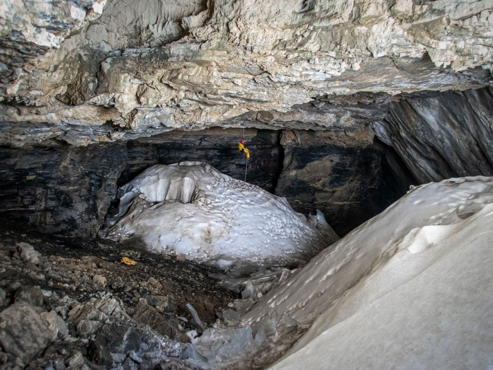 Los espeleólogos están acostumbrados a encontrar nieve en las salas subterráneas.