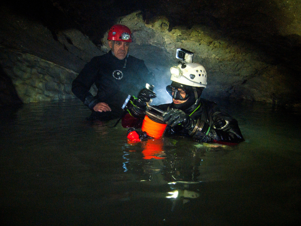 Preparando la inmersión en el sifón número 3 de la cueva de Garcés.