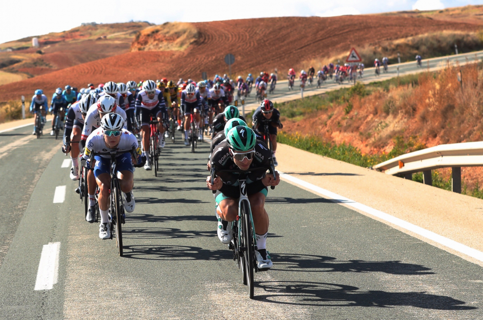 Ciclistas del equipo Bora en las puestos de cabeza del pelotón durante la cuarta etapa de la Vuelta Ciclista a España, entre Garray y Ejea de los Caballeros