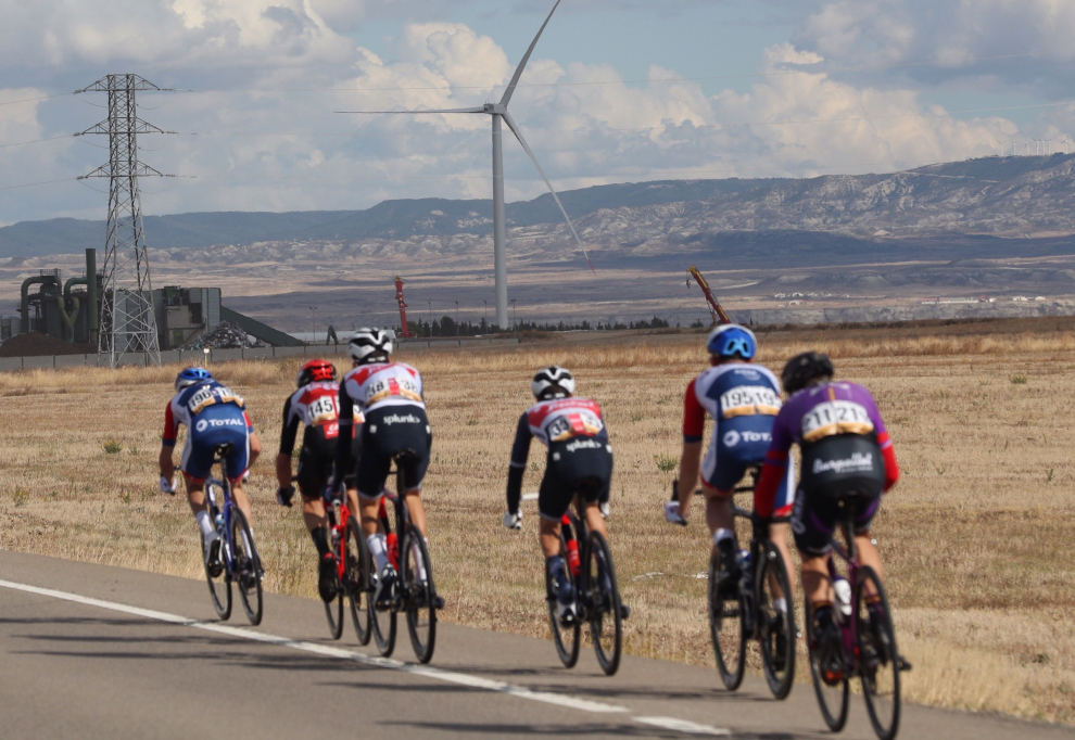 El pelotón durante la cuarta etapa de la Vuelta Ciclista a España, entre Garray y Ejea de los Caballeros