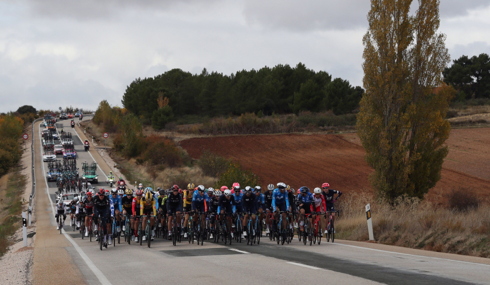El pelotón durante la cuarta etapa de la Vuelta que se disputa hoy entre Garray Numancia y Ejea de los Caballeros