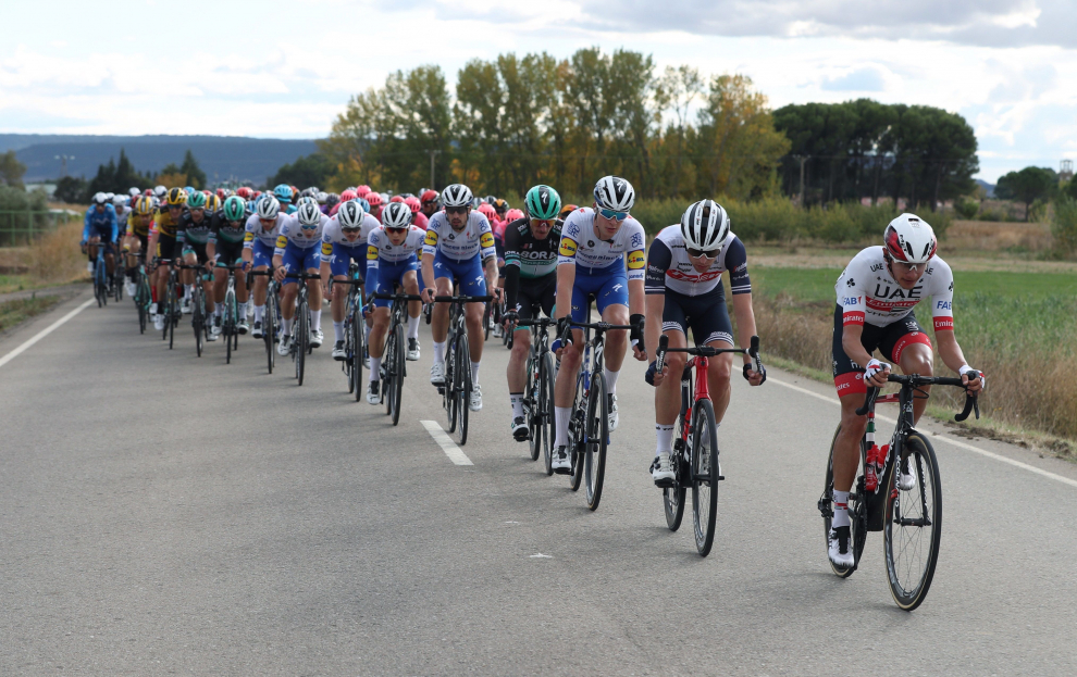 El pelotón en los últimos kilómetros durante la cuarta etapa de la Vuelta Ciclista a España, entre Garray y Ejea de los Caballeros