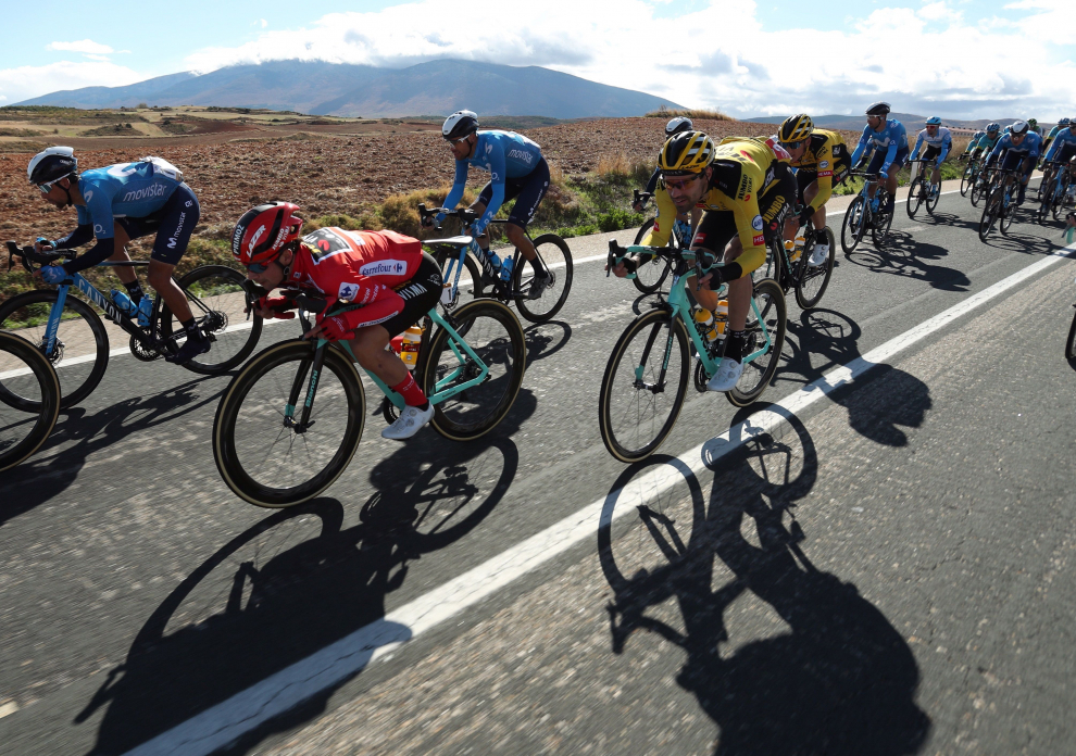Varios ciclistas durante la cuarta etapa de la Vuelta que se disputa hoy entre Garray Numancia y Ejea de los Caballeros