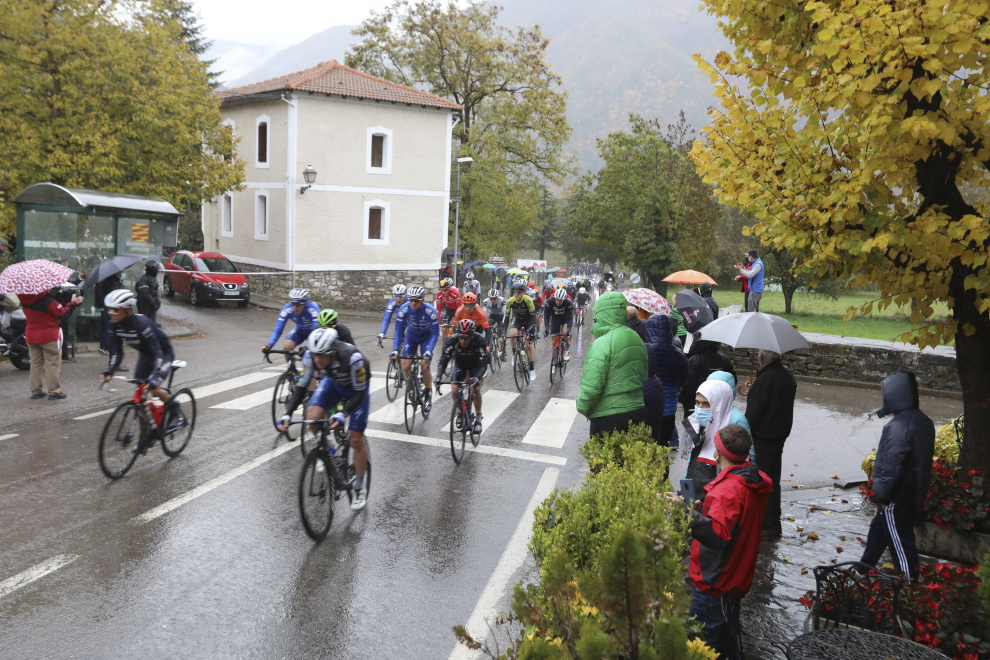 Paso de la etapa de la Vuelta Ciclista a España por Sarvisé.