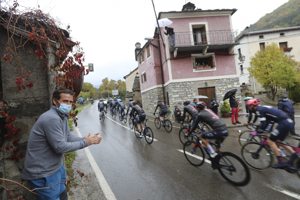 Paso de la etapa de la Vuelta Ciclista a España por Sarvisé.