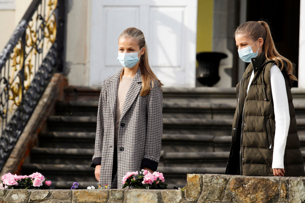 La infanta Leonor y la princesa Sofía en una de sus últimas apariciones, el pasado 17 de octubre en la localidad asturiana de Sorao