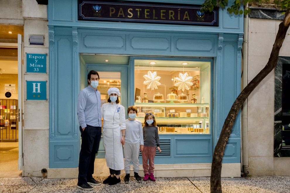 La familia Fernández-De la Rúa, junto al escaparate de la nueva pastelería del 'Hotel Sauce', en la calle de Espoz y Mina de Zaragoza.