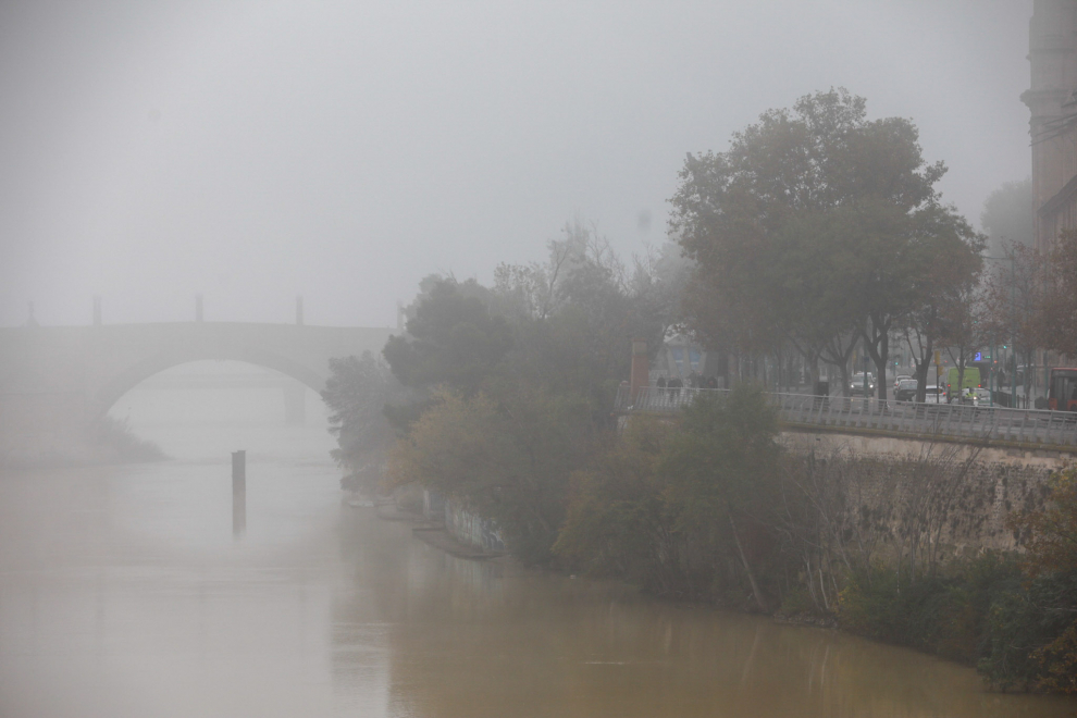 Zaragoza despierta entre la niebla