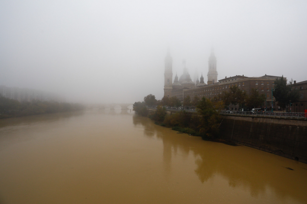 Zaragoza despierta entre la niebla