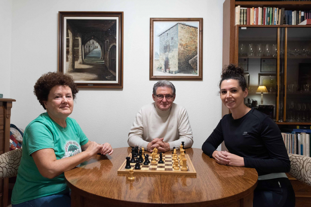 Esther Ballestero, a la derecha, junto a sus padres, también aficionados al ajedrez.