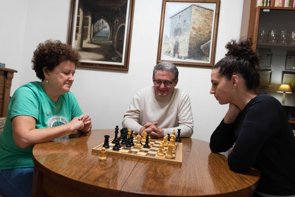 Esther Ballestero juega con su madre, mientras su padre, también aficionado, observa las estretegias.