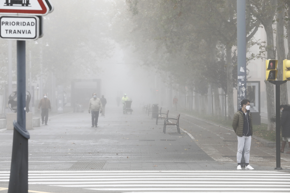 Zaragoza despierta entre la niebla.