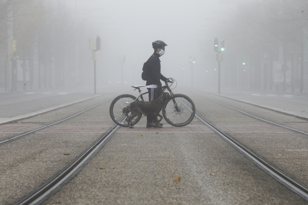Zaragoza despierta entre la niebla.