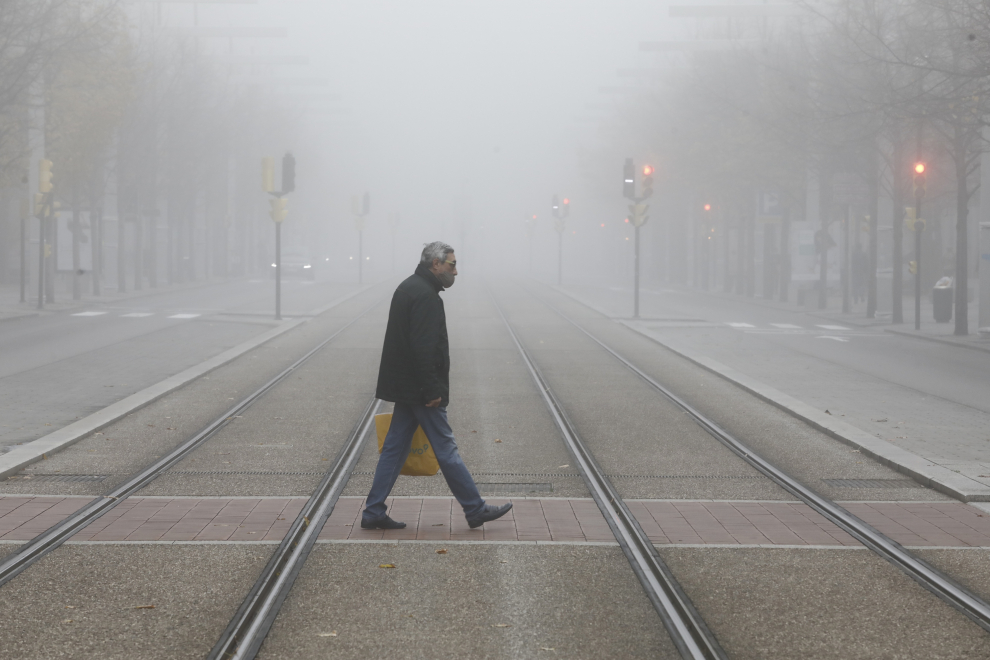 Zaragoza despierta entre la niebla.