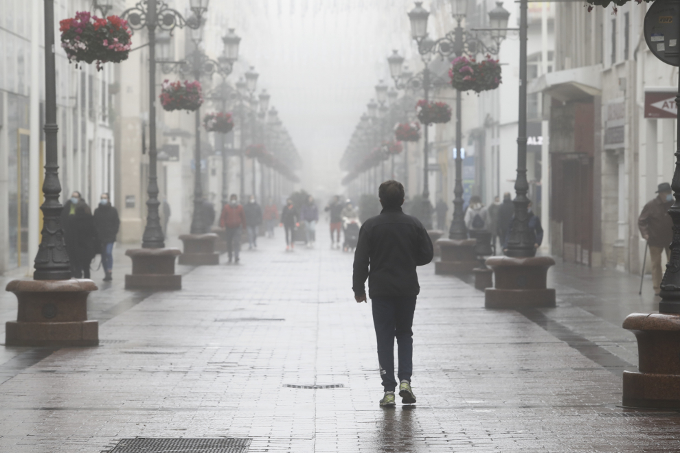 Zaragoza despierta entre la niebla.