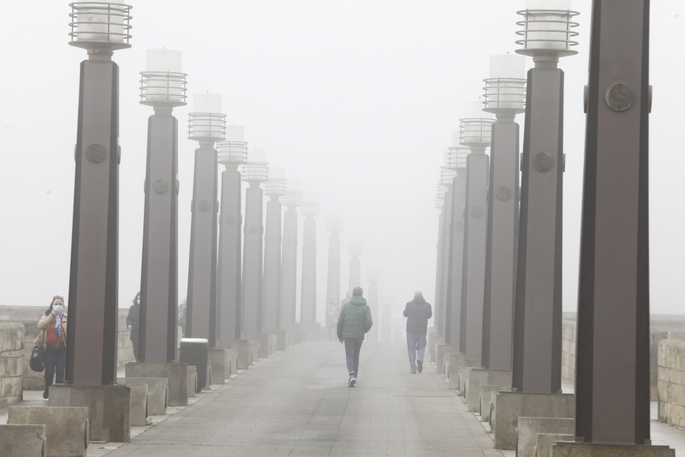 Zaragoza despierta entre la niebla.