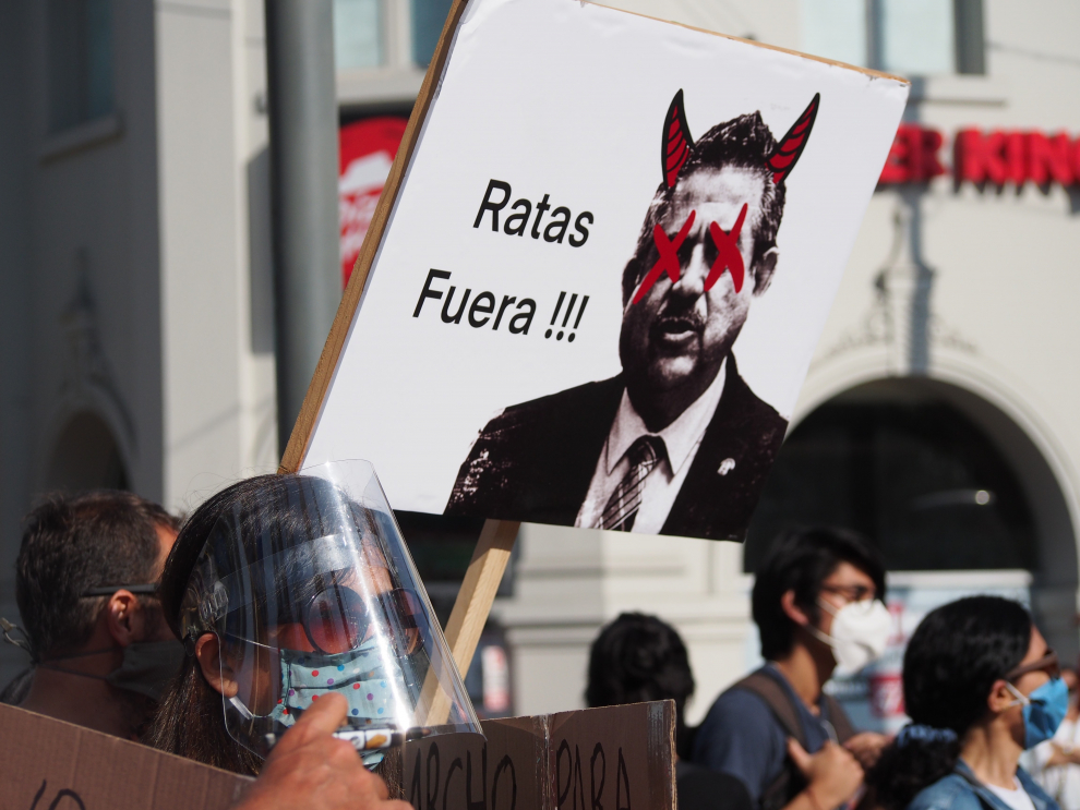 14 November 2020, Peru, Lima: A protester holds a placard during a protest against the impeachment of President Martin Vizcarra. Photo: Carlos Garcia Granthon/ZUMA Wire/dpa..14/11/2020 ONLY FOR USE IN SPAIN[[[EP]]] 14 November 2020, Peru, Lima: A protester holds a placard during a protest against the impeachment of President Martin Vizcarra. Photo: Carlos Garcia Granthon/ZUMA Wire/dpa