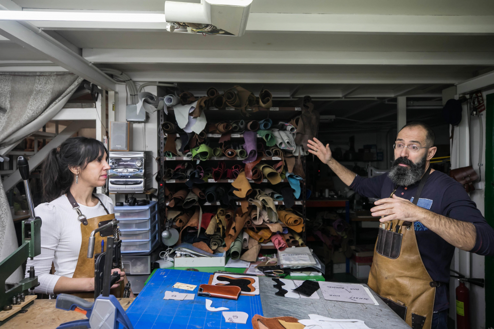 Anastasio y Nieves elaboran calzado artesanal en un taller de Zaragoza.