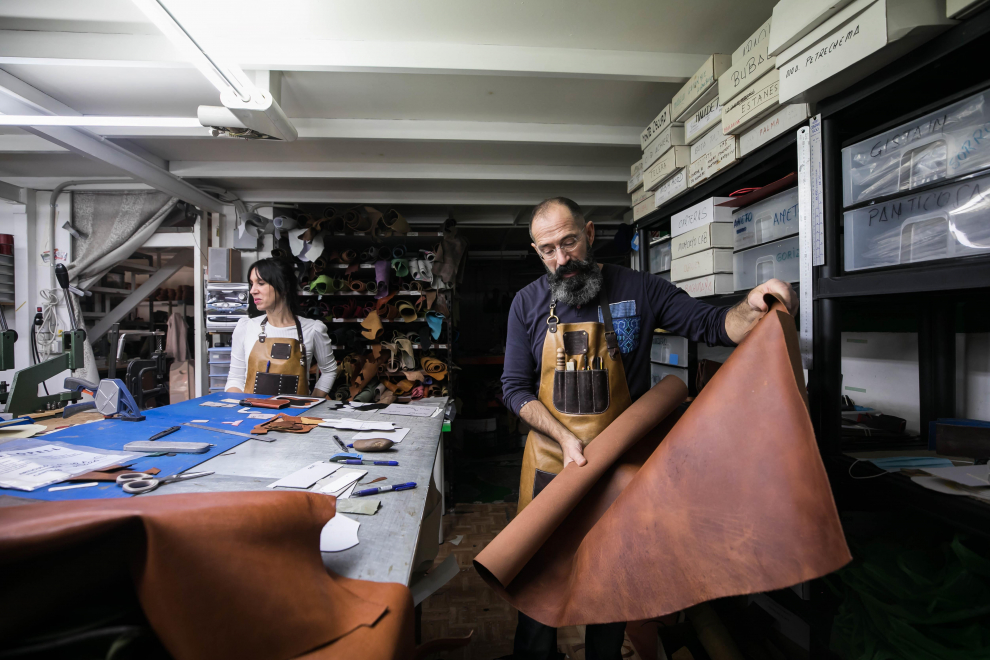 Anastasio y Nieves elaboran calzado artesanal en un taller de Zaragoza.