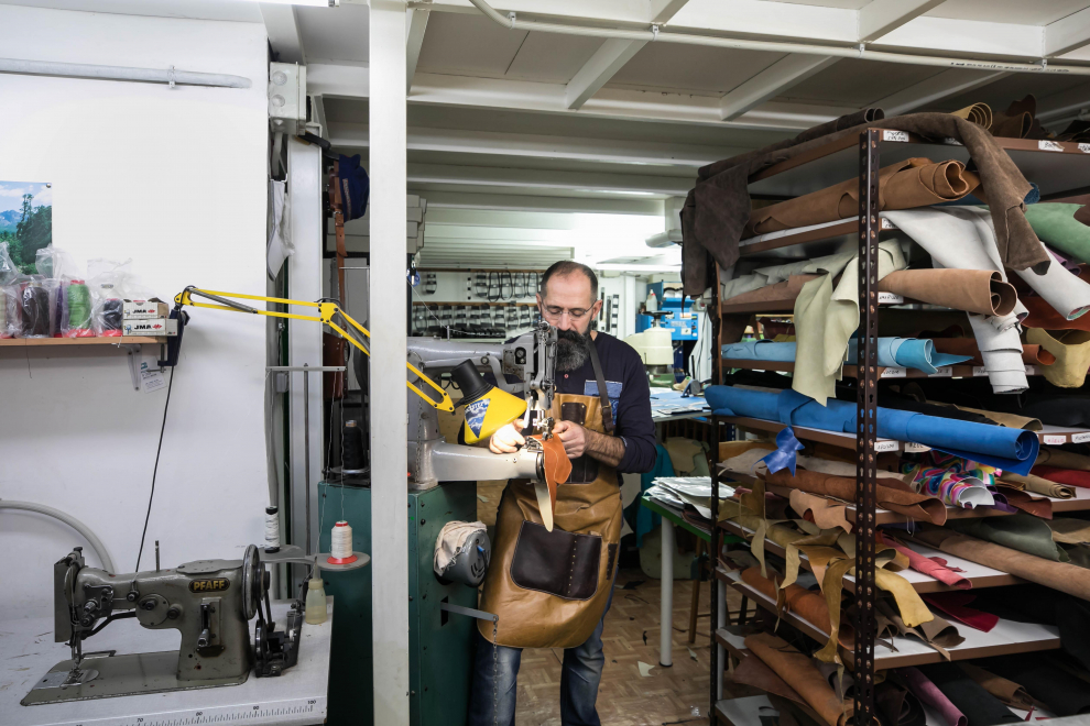 Anastasio y Nieves fabrican calzado artesanal en un taller de Zaragoza, en D Cuero.