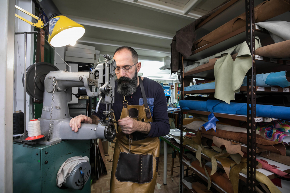 Anastasio y Nieves fabrican calzado artesanal en un taller de Zaragoza, en D Cuero.