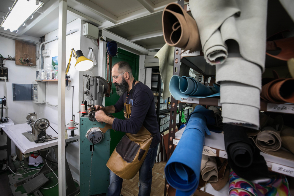 Anastasio y Nieves fabrican calzado artesanal en un taller de Zaragoza, en D Cuero.