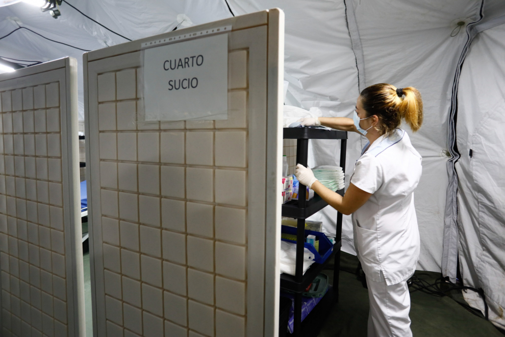 Carpa abierta en el exterior del Hospital Clínico debido a la pandemia de coronavirus.