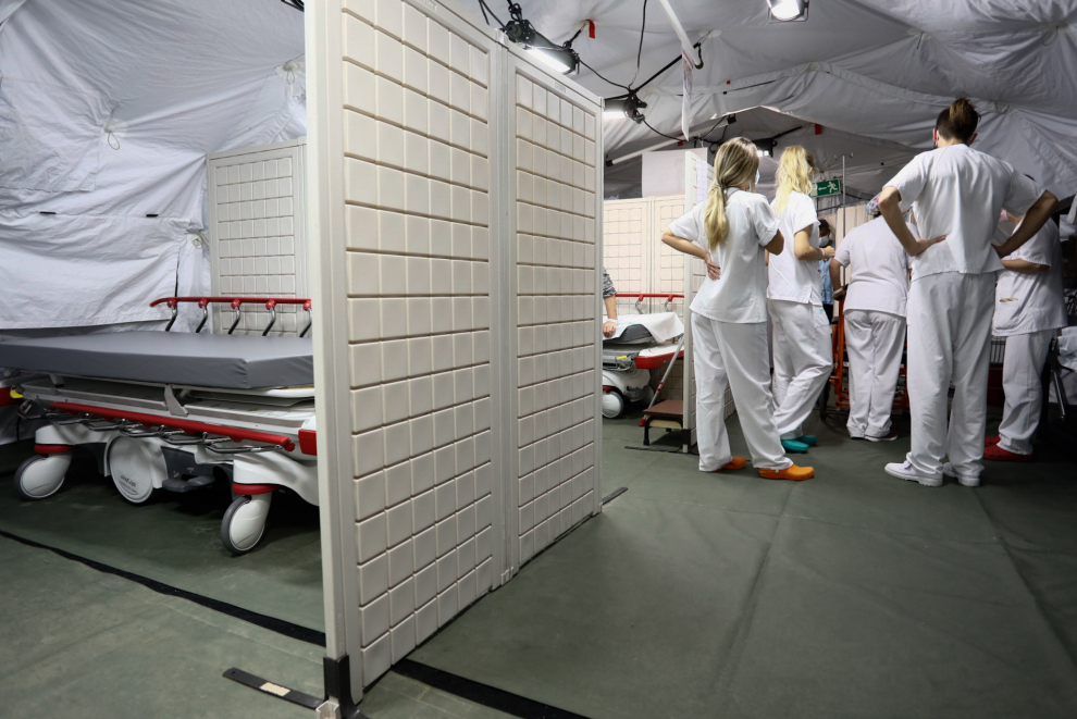 Carpa abierta en el exterior del Hospital Clínico debido a la pandemia de coronavirus.