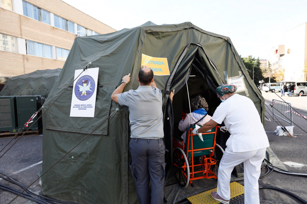 Carpa abierta en el exterior del Hospital Clínico debido a la pandemia de coronavirus.