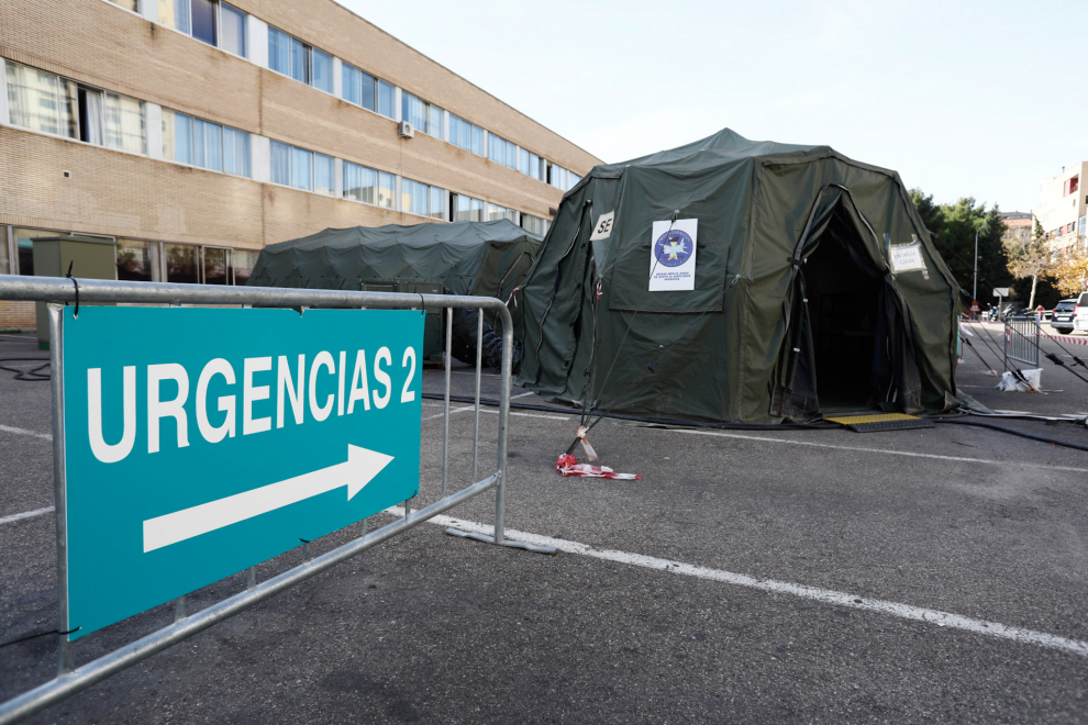 Carpa abierta en el exterior del Hospital Clínico debido a la pandemia de coronavirus.