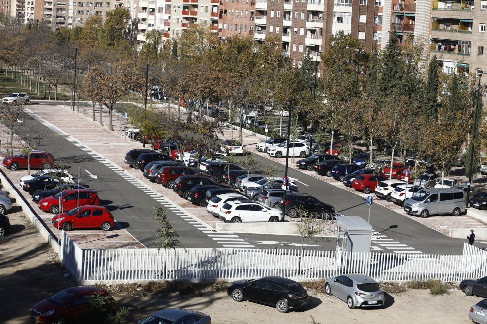 Este martes se ha abierto finalmente el parking destinado a acoger los coches de las Cortes de Aragón, que fuera del horario laboral podrá ser utilizado también por los vecinos. Por primera vez en mucho tiempo, el palacio de la Aljafería ha amanecido sin coches que empañen su imagen.